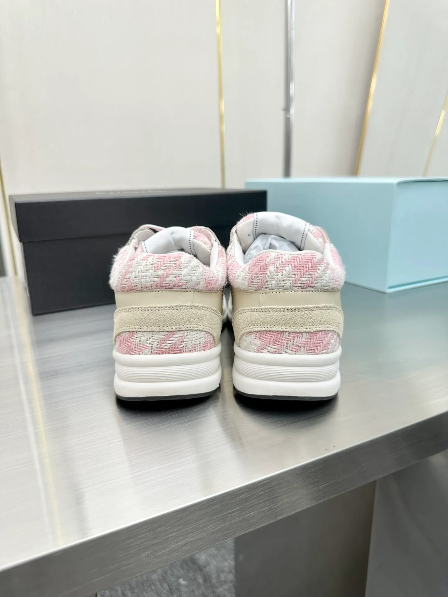 👟👟Ex-factory price 480 👟👟Chanel Chanel - 2023 counter top casual sports shoes This classic design; the upper is electro-embroidered with a variety of crafts; the outsole is fashionable and sporty; it is unusual to incorporate a variety of color matching elements... The diversified mix and match is very good-looking and versatile, casual, fashionable, sports and outdoor can be taken into account... ꫛꫀꪝ Go➫ Material: ❶Upper is made of: Original imported mercerized velvet + double-layer breathable mesh ❷Inner use: original imported breathable mesh ❸Outsole based on: original TPU combination outsole Full set of boutique packaging for women 35–41 men 38-46
